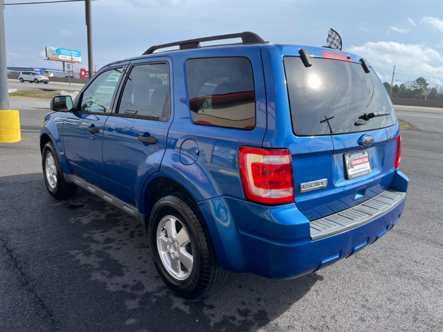 2011 Blue Ford Escape (1FMCU0D76BK) with an 4-Cyl, 2.5 Liter engine, Automatic, 6-Spd w/Overdrive transmission, located at 8008 Warden Rd, Sherwood, AR, 72120, (501) 801-6100, 34.830078, -92.186684 - Photo#5